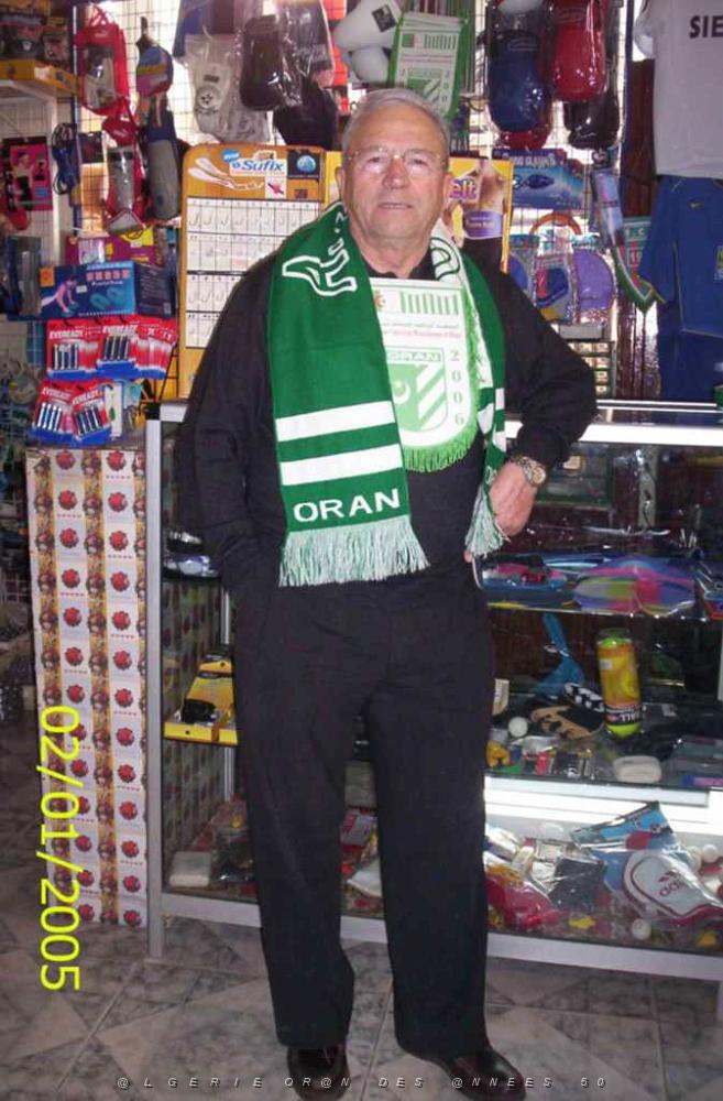 ORAN 11 2006 AUGUSTIN IBANEZ RUE DE MOSTAGANEM DANS BOUTIQUE DE SPORT.JPG